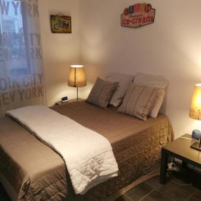 Maison 48m2 deux chambres cour privé et personnelle pour motos ou voitures 4 Pers proche mairie et bus tram